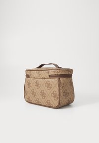 Borsa cosmetica marrone a fantasia con forma rettangolare, manico superiore e chiusura con zip. Presenta un esterno in tessuto beige con design del logo.