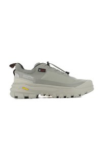 Scarpa da trekking grigia chiara con tomaia in rete testurizzata, suola in gomma, accenti riflettenti e sistema di lacci a toggle. Logo Vibram sulla suola.