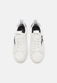 Sneakers in pelle bianca con accenti blu navy e linguette grigie sul tallone. Presentano punta rotonda, lacci e logo sulla linguetta. Suola piatta in gomma.