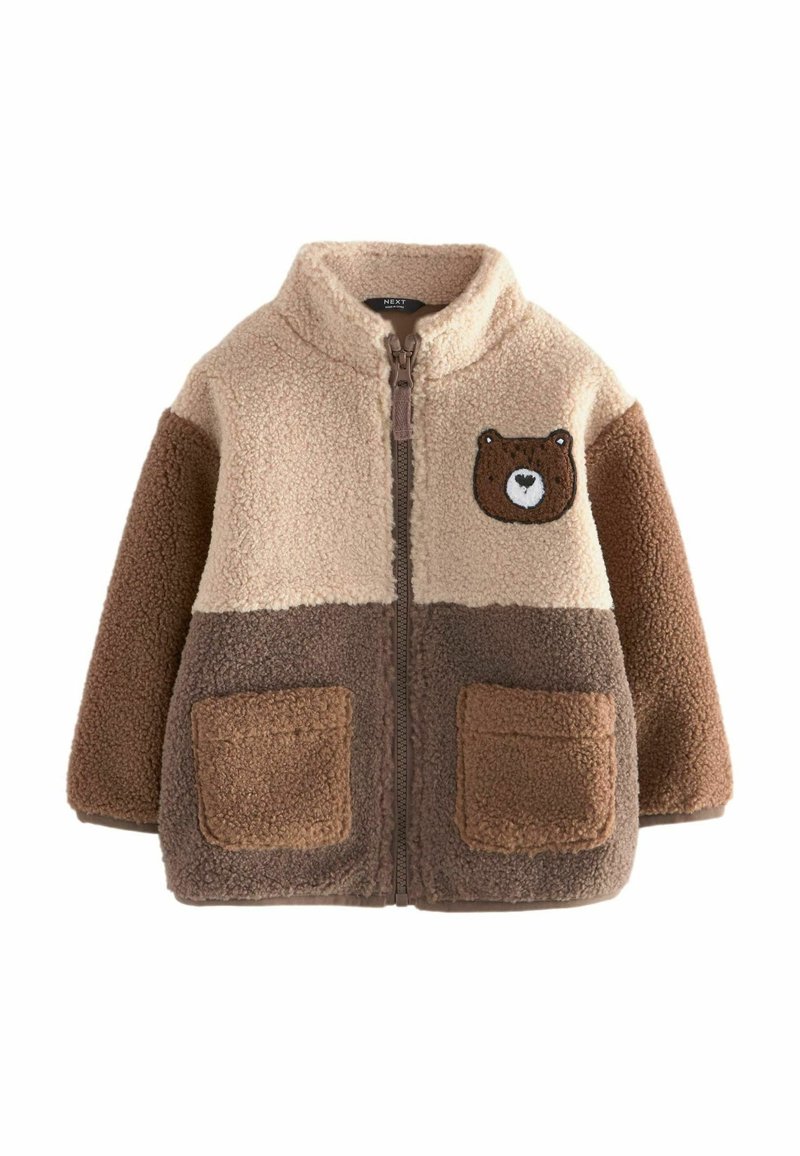 Veste polaire pour enfants en blocs beige et marron avec poches avant, fermeture éclair complète et un petit patch en forme de visage d'ours en peluche sur la poitrine.