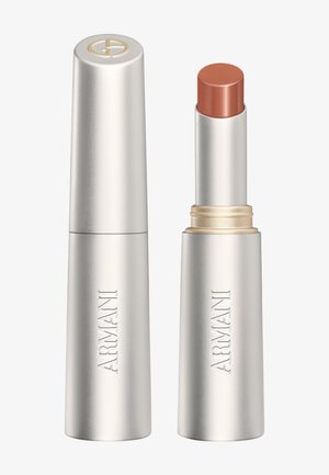 Tubo de barra de labios Armani plateado con la tapa a un lado, mostrando un tono marrón apagado de barra de labios extendida.