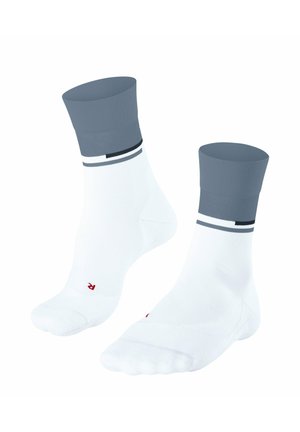 Paar weiße Knöchelsocken mit grauen Bündchen und einem dünnen schwarzen und grauen Streifen nahe oben, die rote "R" Markierungen an jedem Zeh zeigen.