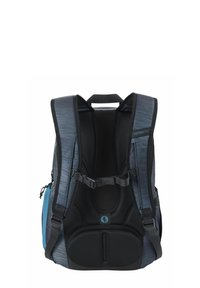 Mochila con un tejido texturizado en azul oscuro con acentos de malla negra, correas acolchadas y una correa central en el pecho para mayor soporte.