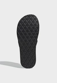 Suela de calzado negra con un patrón de diamante para agarre y textura; fabricada con un material similar al caucho, con una puntera redondeada y un talón angular.