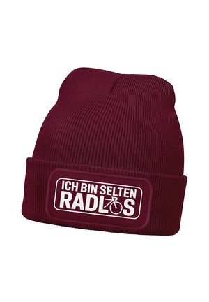 Bordeauxrote Strickmütze mit umgeschlagenem Bündchen und einem weißen rechteckigen Aufnäher. Der Text lautet "ICH BIN SELTEN RADLOS" mit einem Fahrradsymbol.