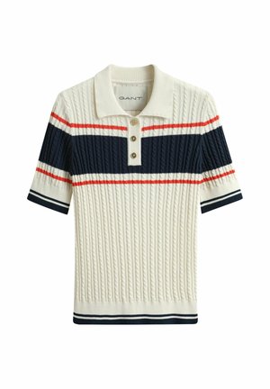 Weißes Strick-Poloshirt mit kurzen Ärmeln, marineblauen und roten Streifen, Zopfmuster, drei beigen Knöpfen und Bündchen und Saum mit marineblauen Streifen.