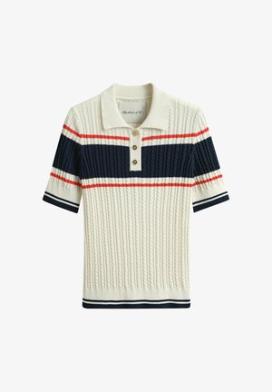 Weißes Strick-Poloshirt mit kurzen Ärmeln, marineblauen und roten Streifen, Zopfmuster, drei beigen Knöpfen und Bündchen und Saum mit marineblauen Streifen.