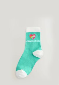 Calcetín turquesa con puño y punta blanca, presenta un gráfico de un corazón multicolor y la palabra "DONNERSTAG" en texto blanco encima del corazón.