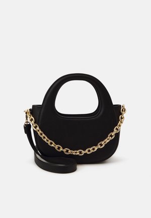 Czarna torebka w kształcie półksiężyca z zaokrągloną górną rączką, złotym łańcuszkowym paskiem i odpinanym długim paskiem na ramię na białym tle.