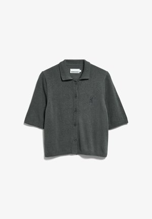 Donkergrijze kortmouwige gebreide cardigan met kraag, knoopsluiting aan de voorkant, geribbelde randen en een subtiel geborduurd logo op de borst.