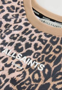 Leopardmønstret sweatshirt med en beige ribbet rund hals og hvide hævede bogstaver, der viser "ALLSAINTS LONDON" på forsiden.