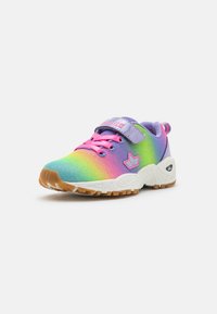 Sapatilha atlética multicolorida com um padrão em degradê, apresentando um cabedal em malha, atacadores cor-de-rosa, uma faixa de velcro e sola de borracha com tração.