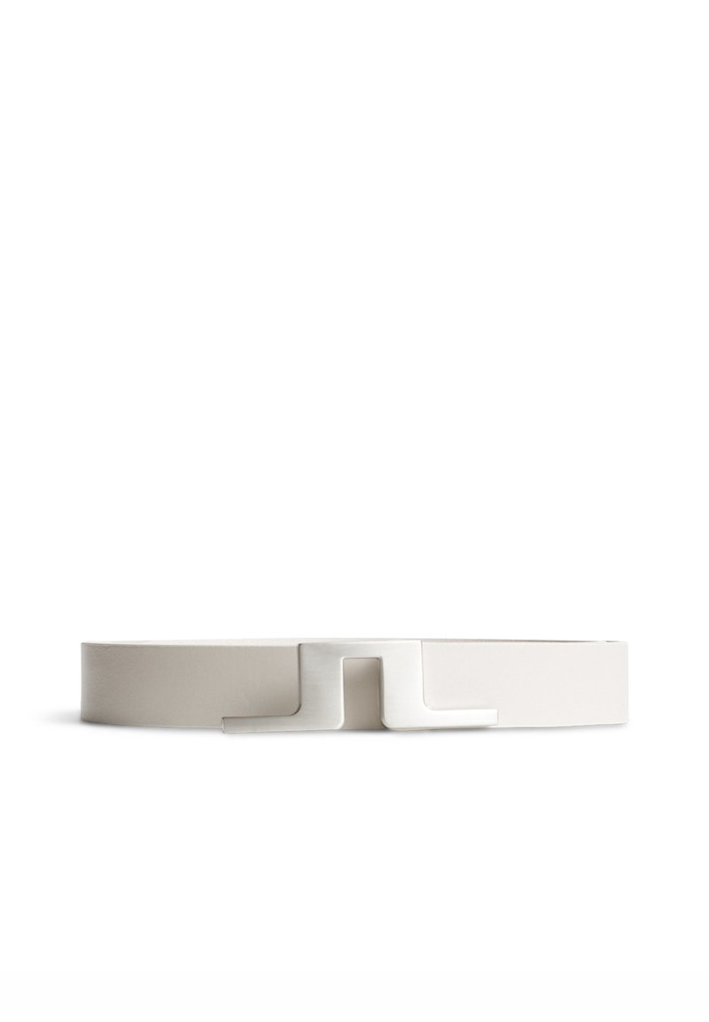 Vit läderbälte med en elegant spänne i silvermetall, med en minimalistisk rektangulär design och en slät, matt yta.