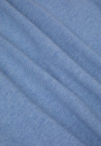 Tessuto blu chiaro con una texture morbida, caratterizzato da sottili variazioni di tonalità. Il materiale appare leggero e leggermente spazzolato.