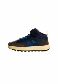 Stivaletto blu e marrone con una fascia in velcro, colori d'accento, parte superiore testurizzata e suola in gomma nera con trazione. Presenta motivi geometrici.