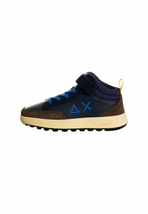 Stivaletto blu e marrone con una fascia in velcro, colori d'accento, parte superiore testurizzata e suola in gomma nera con trazione. Presenta motivi geometrici.