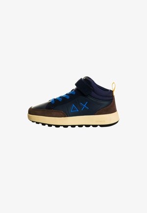 Stivaletto blu e marrone con una fascia in velcro, colori d'accento, parte superiore testurizzata e suola in gomma nera con trazione. Presenta motivi geometrici.