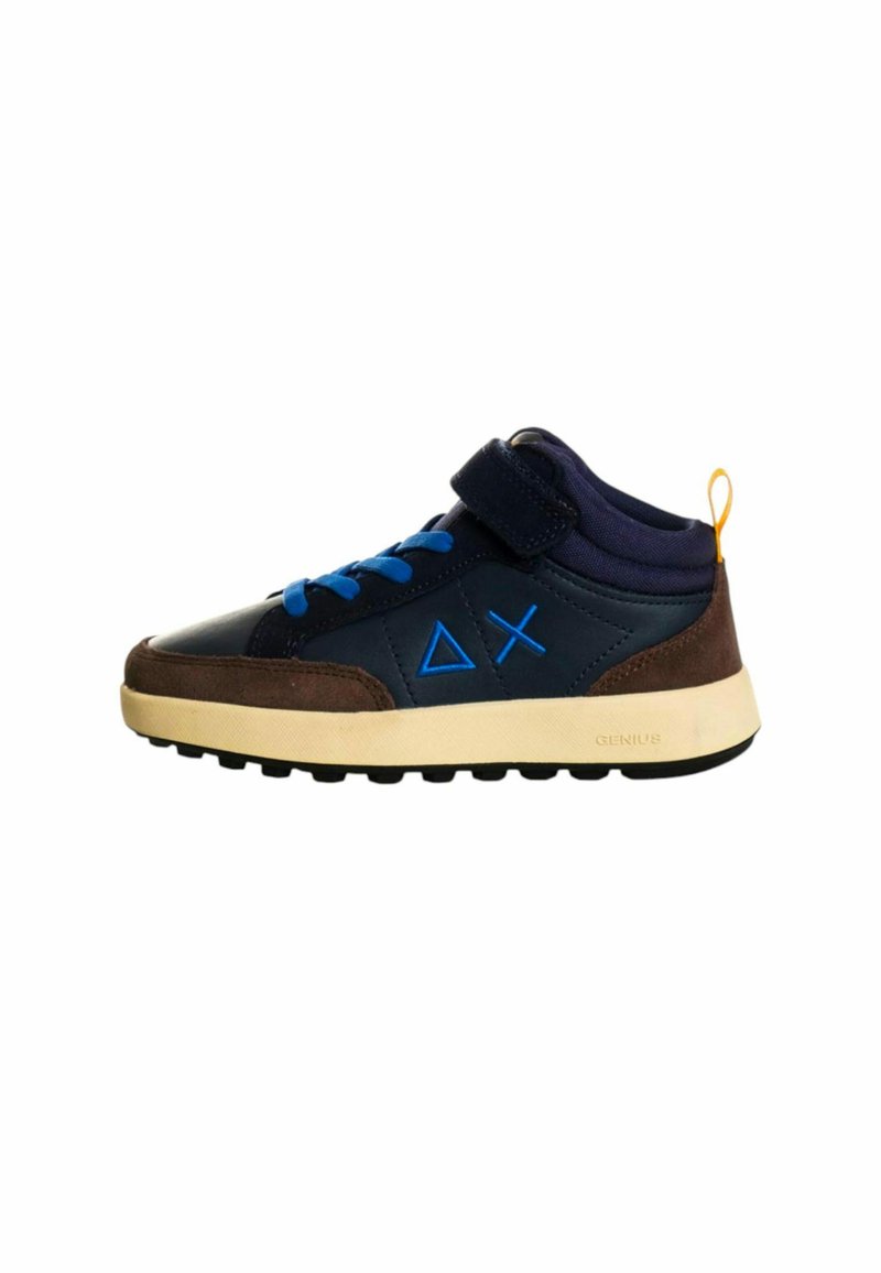Stivaletto blu e marrone con una fascia in velcro, colori d'accento, parte superiore testurizzata e suola in gomma nera con trazione. Presenta motivi geometrici.