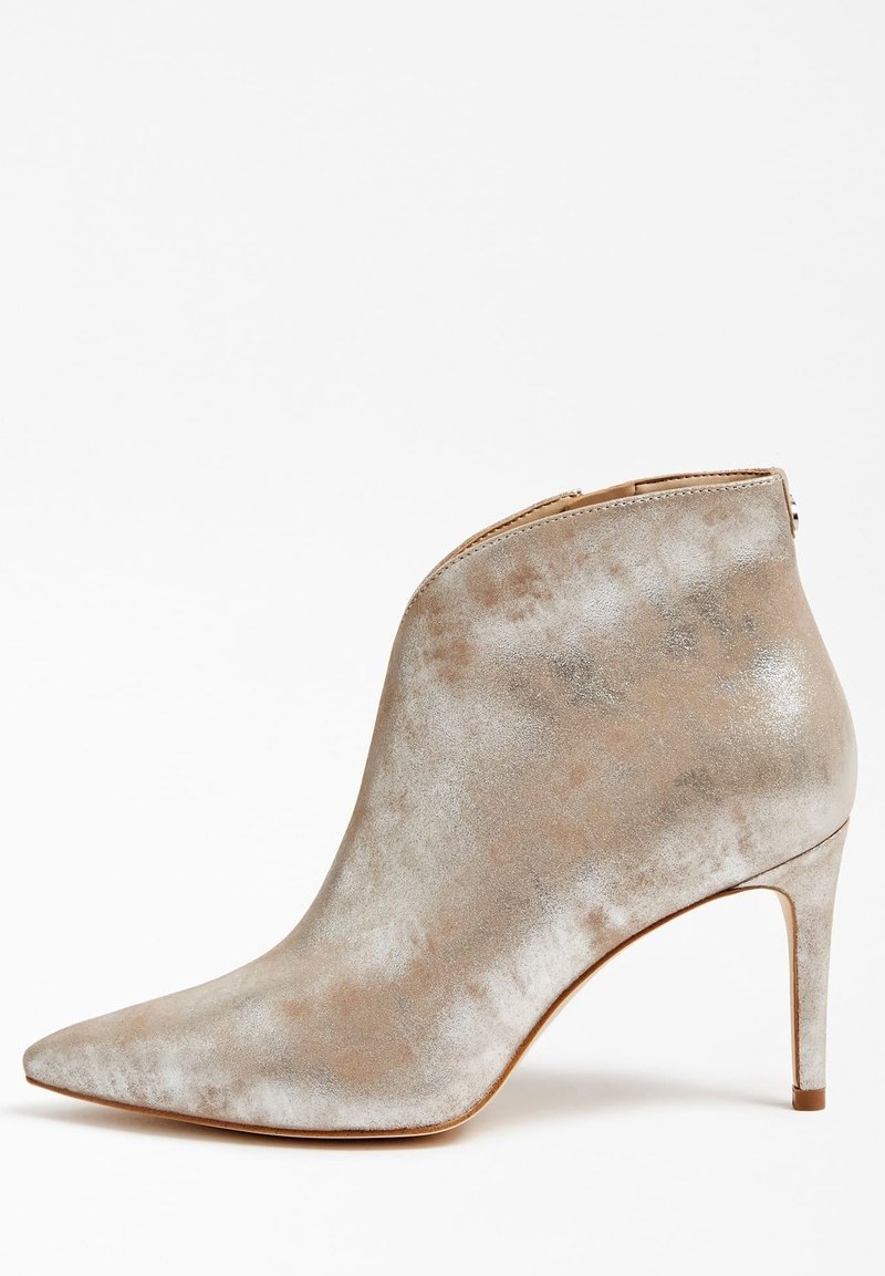Bottine à bout pointu en argent métallique, présentant une texture lisse, un design épuré, un haut talon aiguille et une fermeture à glissière sur le côté.