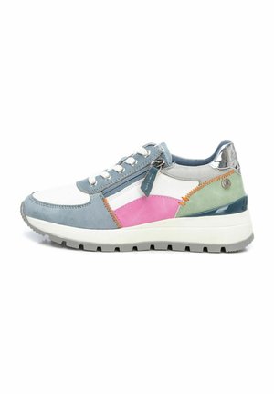 Zapatilla que presenta una mezcla de materiales en azul claro, blanco, rosa y verde. Suede texturizado y un detalle brillante en el talón, con una suela gruesa blanca.