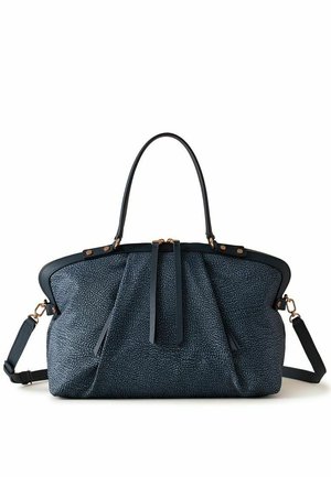 Grand sac à main texturé bleu marine avec garniture en cuir noir, deux anses et ferrures dorées sur fond blanc.