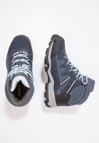 Marineblaue Wildleder-Wanderschuhe mit grauen Akzenten, Netzpaneelen und Textilband. Hochgeschnittenes Design mit einer strukturierten Gummisohle für sicheren Halt.