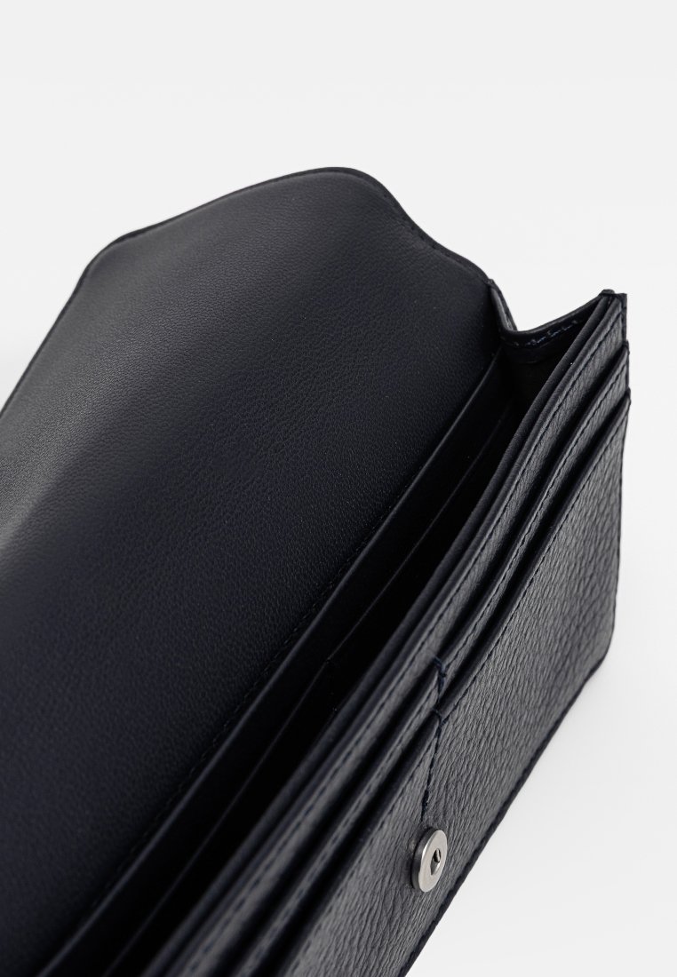 Dunkelblaues Lederportemonnaie mit strukturierter Oberfläche, das mehrere Kartenfächer und einen silbernen Druckknopfverschluss aufweist. Die geöffnete Ansicht zeigt das Innenlayout.