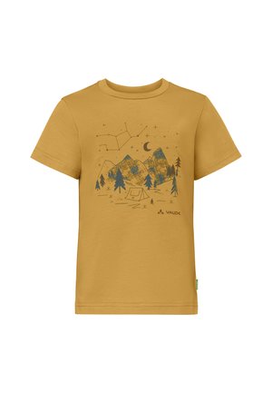 Maglietta a maniche corte color senape con stampa di montagne, alberi, tenda, fuoco da campo, luna e costellazioni di stelle sopra.