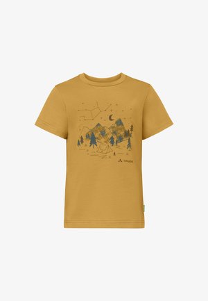 Chemise jaune moutarde à manches courtes avec un motif imprimé représentant des montagnes, des arbres, une tente, un feu de camp, la lune et des constellations d'étoiles au-dessus.