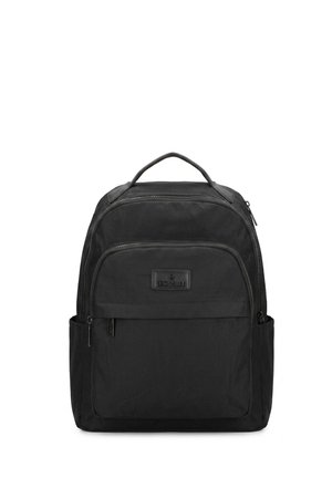 Schwarzer Rucksack mit vorderer Reißverschlusstasche, Seitentaschen, Tragegriff oben und gepolsterten Schultergurten, dargestellt auf weißem Hintergrund.