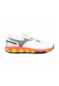 Zapatilla de running blanca con un upper texturizado, acentos en negro y gris, y una suela multicolor que presenta elementos en rojo, amarillo y negro.