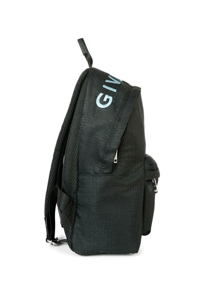 Zaino nero con spallacci imbottiti in rete, tasca frontale con cerniera e logo bianco "GIVENCHY" parzialmente visibile sul compartimento principale.