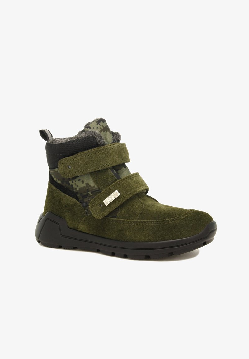 Groene suède en zwarte stof enkellaarzen met klittenbandsluitingen, rubberen zool en een donzige grijze voering; heeft een camouflagepatroon op de bovenkant.