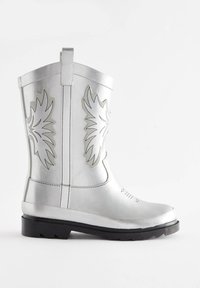 Silberner Gummistiefel mit abgerundeter Spitze, mit eingeprägten Flammendesigns an den Seiten und einer schwarzen strukturierten Sohle. Rückwärtiger Zuglasche für einfaches An- und Ausziehen.