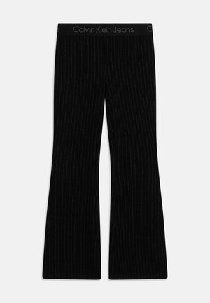 Pantalones negros de campana con sutiles rayas verticales. Fabricados con una tela suave, cuentan con una cinturilla de confort con la marca "Calvin Klein Jeans".