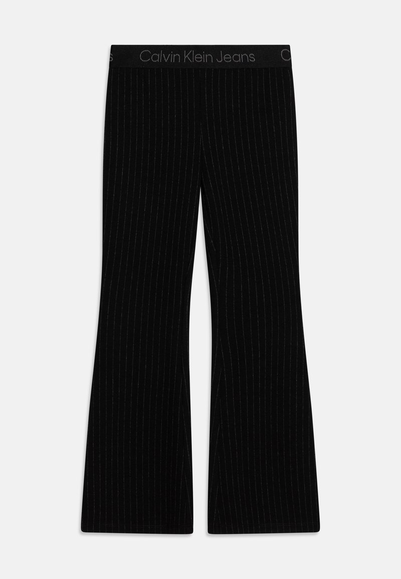 Pantalons évasés noirs avec de fines rayures verticales. Fabriqués dans un tissu doux, ils présentent une taille confortable avec une marque "Calvin Klein Jeans".