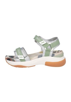 Sandalias con tiras en una combinación de colores plata y verde, que cuentan con una plantilla texturizada, correas ajustables y una suela de goma resistente.