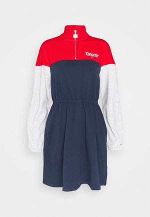 Sukienka z długim rękawem z czerwonym wysokim kołnierzem i przodem, granatowym korpusem, jasnoszarymi rękawami, elastyczną talią i przednim suwakiem z logo Tommy na piersi.