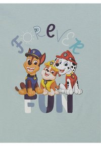 Camiseta con tres perros de dibujos animados: un perro marrón con azul, un perro amarillo con naranja y un perro blanco con manchas negras. El texto dice "Diversión para Siempre".