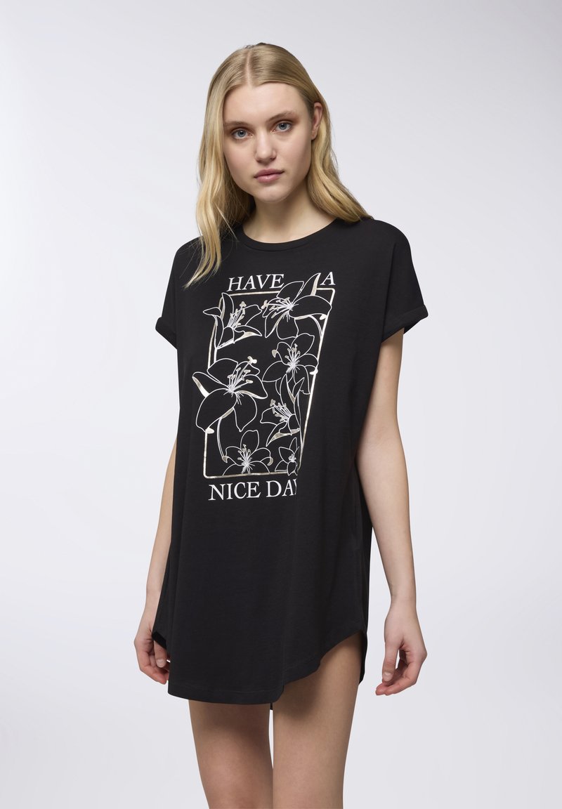 Abito t-shirt in cotone nero con design grafico floreale e la scritta "HAVE A NICE DAY" in bianco. Maniche corte e vestibilità ampia.