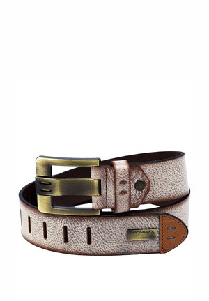 Ceinture en cuir beige clair avec une finition texturée. Dispose d'une boucle en laiton et d'un contour marron, avec des trous ajustables et un détail de marque.