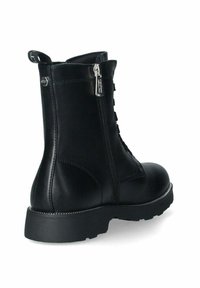 Stivaletto in pelle nera con finitura liscia, chiusura frontale con lacci e cerniera laterale. Include una suola nera robusta con un leggero tacco.