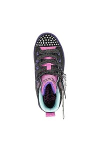 Sneaker nera con accenti metallici viola e rosa, punta glitterata, decorazioni in strass, lacci multicolori e etichetta decorativa.