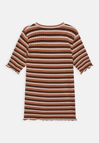 Vestido às riscas em castanho, rosa e creme. Textura canelada com bainha rendilhada e mangas curtas. Apresenta um decote redondo.