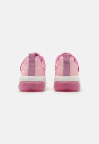 Rosa sneakers med vita sulor, med en mjuk mesh-övre, tygdetaljer och en texturerad rosa gummisula. Geox-logotypen synlig.