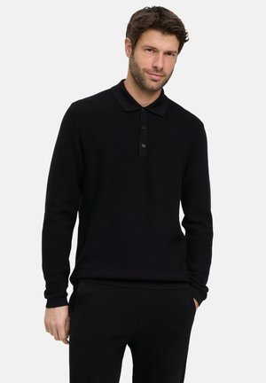 Zwarte pullover met lange mouwen en een polo-kraag, met een gestructureerd breipatroon en een drieknoopsluiting aan de voorkant.