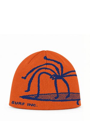 Pomarańczowa dziergana czapka z niebieskim abstrakcyjnym pająkiem na wzorze deski surfingowej i tekstem "SURF INC." w pobliżu dolnej krawędzi.