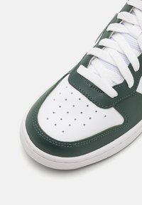 Nike Sportswear COURT BOROUGH MID 2 UNISEX - Visoki športni copati - white/vintage green