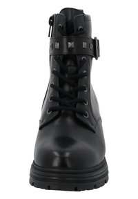 Botines de cuero negros con cordones en la parte delantera, cremallera lateral y una correa con tachuelas alrededor del tobillo. Suela texturizada para mayor agarre.
