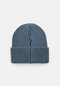 Texturált sötétkék gyapjú sapka, függőleges fekete csíkokkal és hajtott dizájnnal. Puha, meleg anyag, mely szorosan illeszkedik.